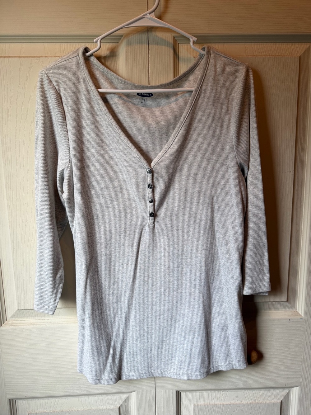 Old Navy Women’s Light Gray V-Neck Henley 3/4 Sleeve Top